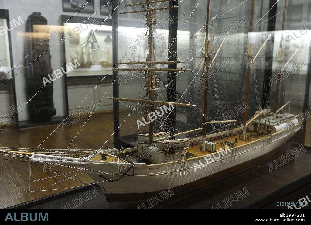 HISTORIA DE LA NAVEGACION. El velero bergantín Andreas Weide. Barco construido y puesto en marcha en Ainazi, 1891. Tonelaje 572 TRB. El propietario del buque era de una notable familia banquera letona, la Familia Veides. Maqueta realizada por A. Bernhards, 1930. Escala: 1: 25. Museo de la Historia y la Navegación. Riga. Letonia.
