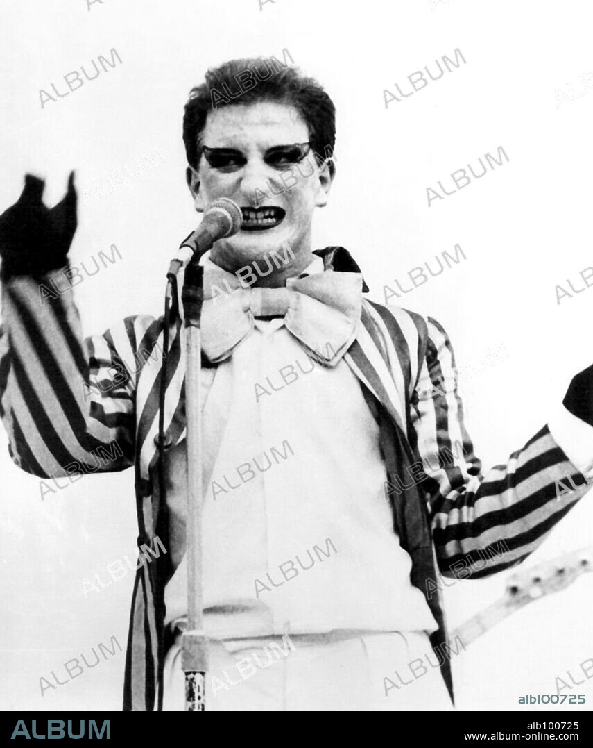 Javier Gurruchaga, cantante, actor y showman español, en una actuación de su Orquesta Mondragon. (archivoERM).