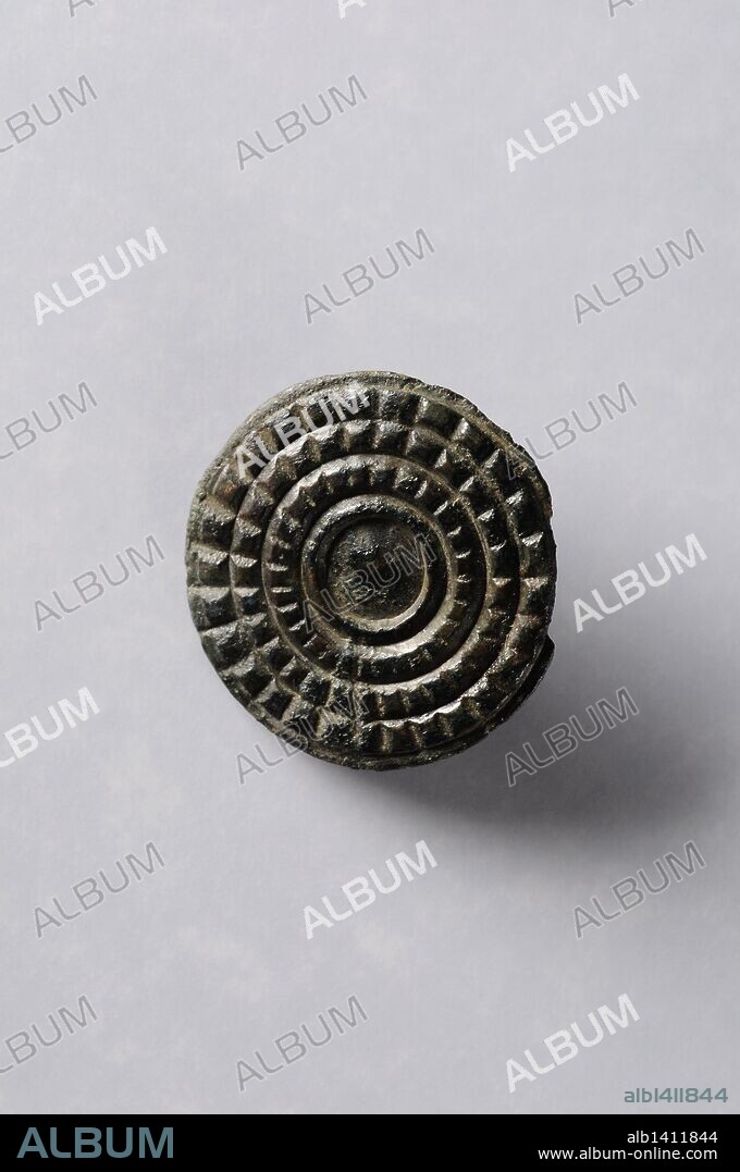 Botón de bronce con dibujo geométrico concéntrico y casetones en forma radial . Diámetro 22 mm Peso 2, 8 gramos. ( Siglo I - III dc ) - Epoca romana , procedente de " La Dehesa " - Yacimiento arqueológico de Complutum en Alcalá de Henares ( Madrid ). ESPAÑA .