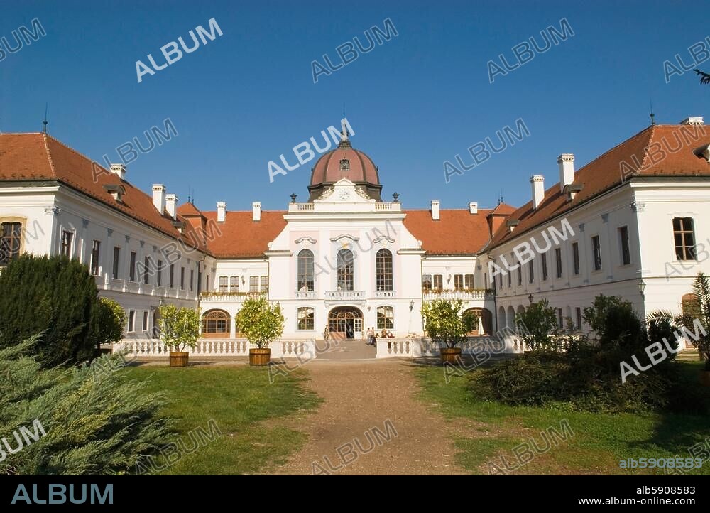 Gödöllö (Ungarn), Schloß Grassalkovich (1744-48 erbaut von Fürst Anatol Grassalkovich; Architekt: Andreas Mayerhoffer; Umbau im 19. Jh.; Sommersitz Kaiser Franz Josephs und Kaiserin Elisabeths). Blick von der Parkseite in den Hof. Foto, 10.10.2006.