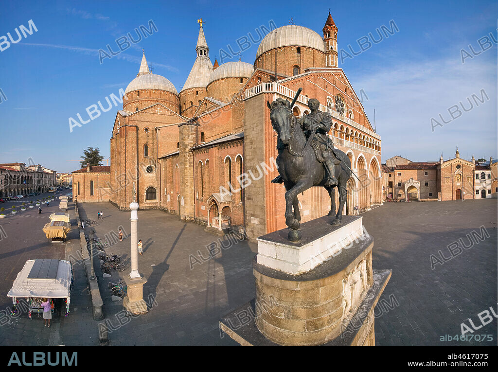 Piazza del Santo, veduta della Basilica di S. Antonio. In primo piano: Donatello (1453), monumento equestre di Erasmo da Narni " Il Gattamelata".