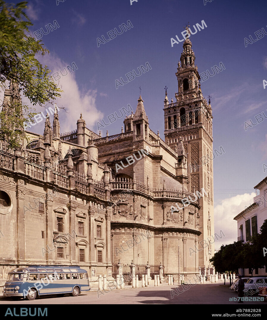 FACHADA ESTE DE LA CATEDRAL DE SEVILLA EN LOS AÑOS 60.