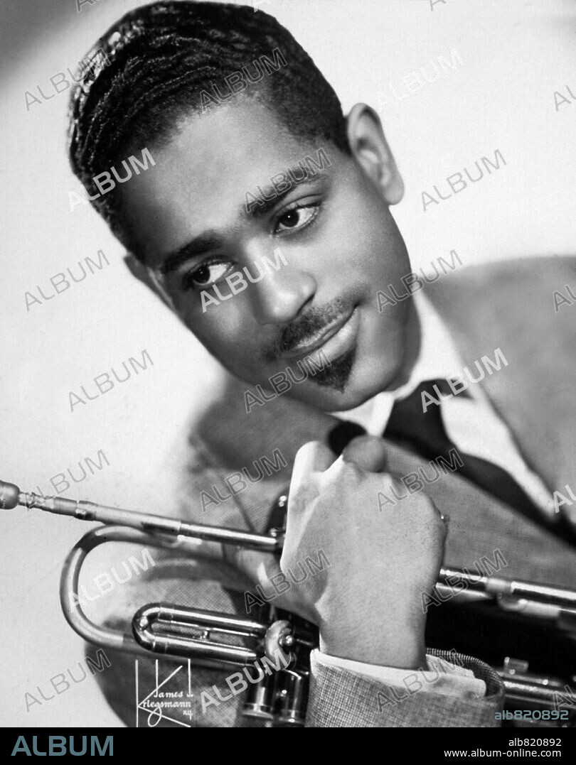 Dizzy Gillespie, trompetista y cantante de jazz en el año 1943.