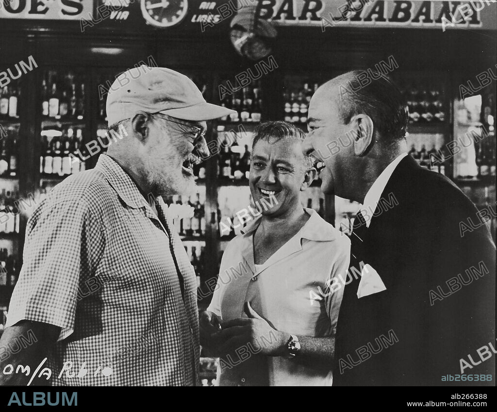ERNEST HEMINGWAY, NOEL COWARD y SIR ALEC GUINNESS. ALEC GUINNESS, ERNEST HEMINGWAY y NOEL COWARD en NUESTRO HOMBRE EN LA HABANA (OUR MAN IN HAVANA, 1959), dirigida por CAROL REED. Copyright COLUMBIA PICTURES.