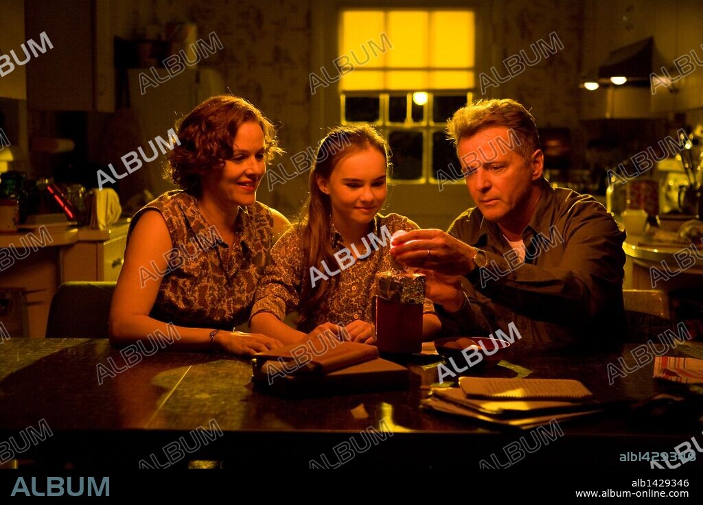 AIDAN QUINN, MADELINE CARROLL y PENELOPE ANN MILLER en FLIPPED, 2010, dirigida por ROB REINER. Copyright CASTLE ROCK ENTERTAINMENT / GLASS, BEN.