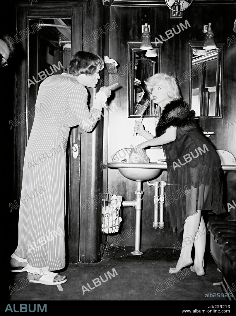 NORMA JEAN BAKER and TONY CURTIS. MARILYN MONROE and TONY CURTIS in SOME LIKE IT HOT, 1959, directed by BILLY WILDER. Copyright UNITED ARTISTS.