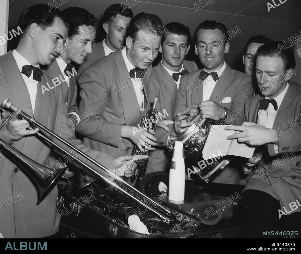 Wocka Dyer, Bill Tope, Geoff Bland, Frank Johnson, Wes, Brown, Jack Connelly, Geoff Kitchen photographed in Sydney when joining the indecisive battle of bands. February 13, 1950. (Photo by Glamor).