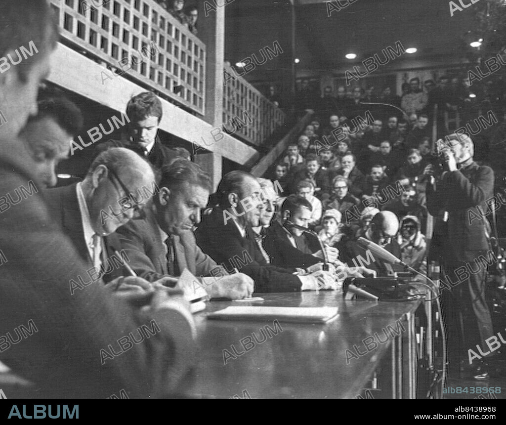 KIRUNA 1970-01-09. Gruvarbetarna på LKAB i Kiruna strejkar för bättre arbetsvillkor.. Strejkkommittén på podiet, från vänster Atle Lans, Eolf Luspa och Harry Holmlund. Kontakterna mellan de strejkande arbetarna och LKAB har brutit samman sedan LKAB förklarat att bolaget under inga förhållanden inleder regelrätta förhandlingar förrän arbetarna återgått till arbetet.. Foto: Jan Björsell / SvD / TT / Kod: 11014.