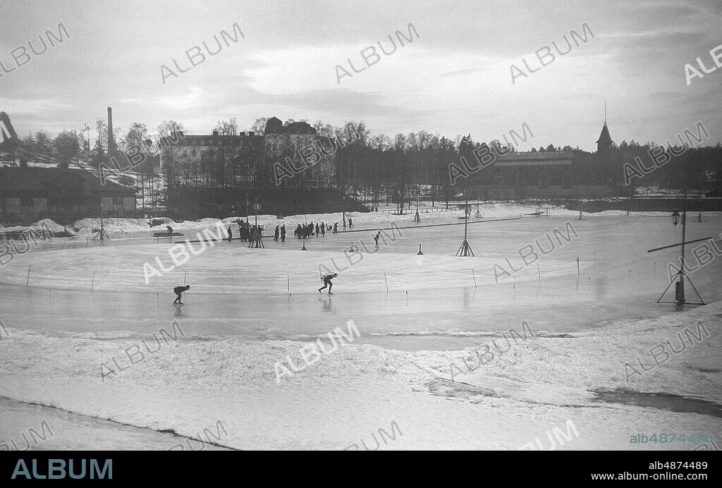 STOCKHOLM 1916-01-29. Skating competitions at Östermalm's IP. The sports ground was inaugurated in 1906 and was used at the 1912 Summer Olympics in Stockholm.. Photo: DN / TT / Code: 192. ** SvD OUT **.