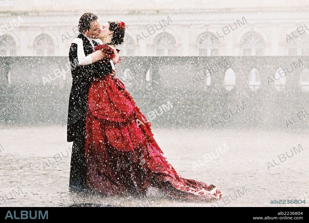 MICHAEL FASSBENDER and ROMOLA GARAI in ANGEL, 2007, directed by FRANÇOIS OZON. Copyright FIDELITE PRODUCTIONS.