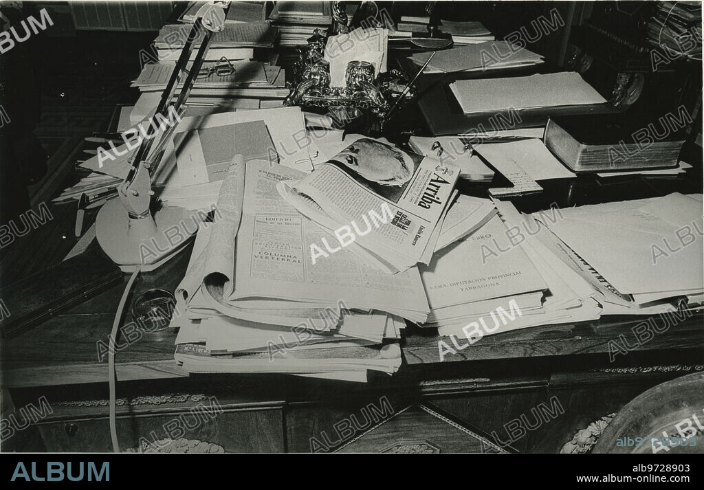 Madrid, 06/11/1975. A table in Francisco Franco's office in the Palacio del Pardo, full of documents. The newspaper Arriba and, open, the ABC.