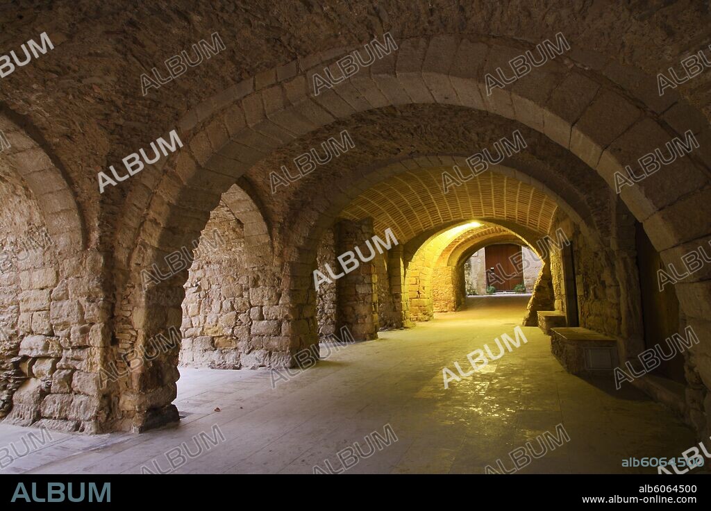 Peratallada; Plaça (plaza) de les Voltes de este pueblo medieval.