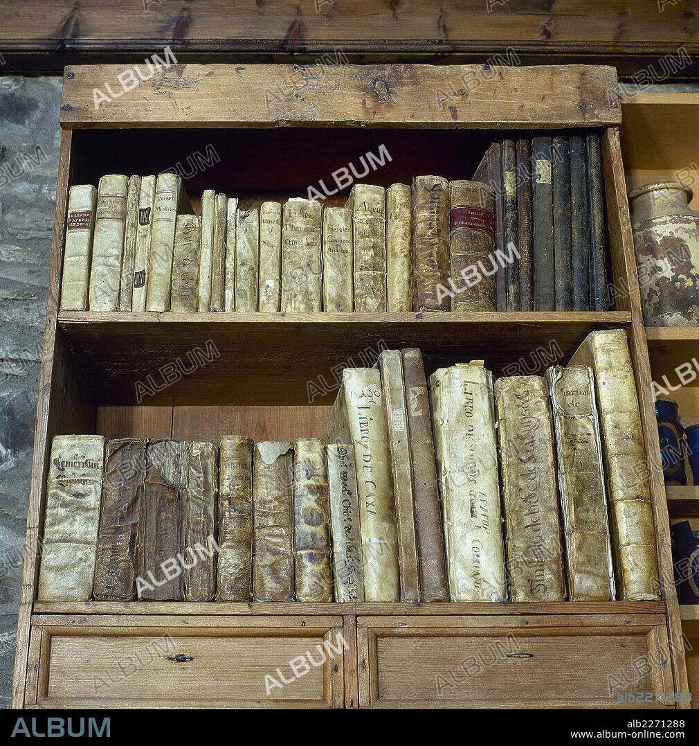HISTORIA DE LA FARMACIA. ESTANTERIA CON LIBROS ANTIGUOS de medicina, plantas medicinales y farmacia. Museo Municipal de Llívia. Comarca de La Cerdanya. Provincia de Girona. Cataluña.