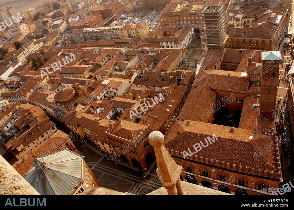 ITALIA. CREMONA. Vista panorámica del casco antiguo de la ciudad desde el campanario del Duomo, conocido popularmente con el nombre de "Torrazzo". Región de la Lombardía.