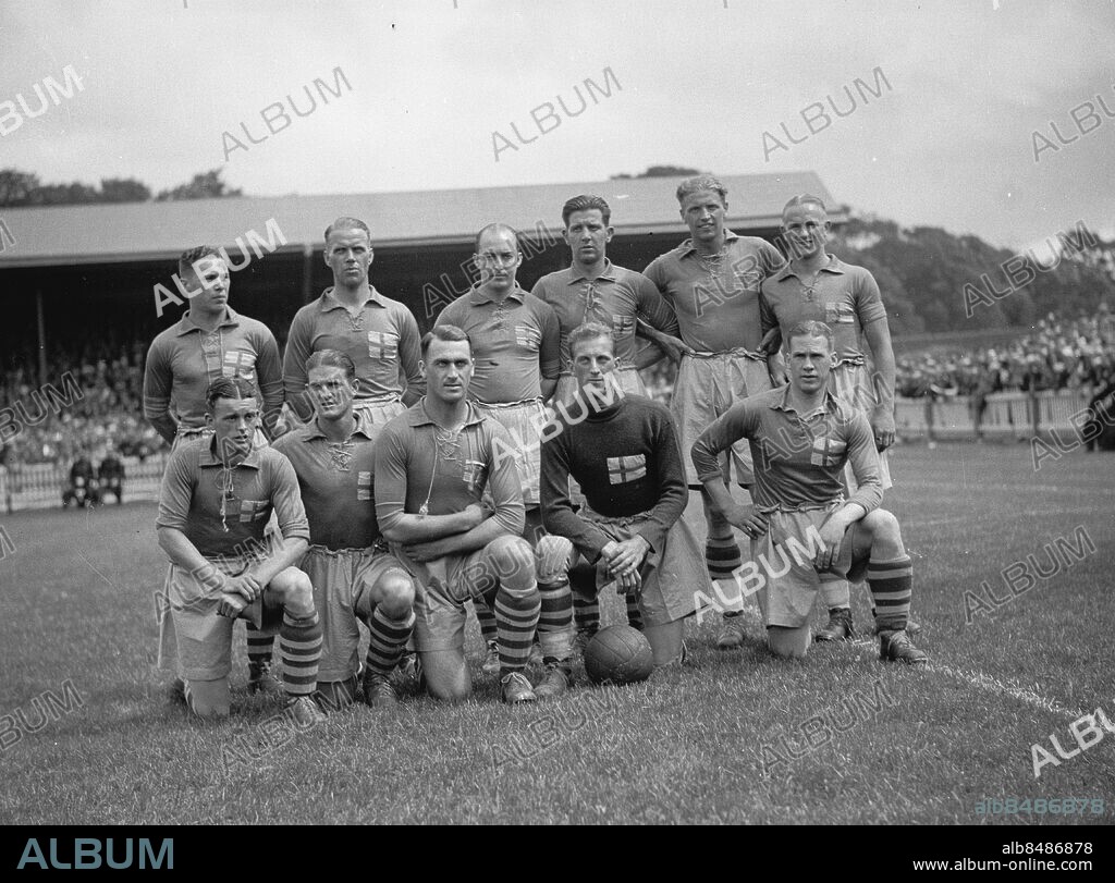 Fotbollslandskamp Sverige-Norge på Ullevi 1936. Matchen slutade med svensk förlust 3-4 (1-3).. Stående fr. v: Gustav Josefson, Victor Carlund, Erik Persson, Sven Jonasson, Arvid Emanuelsson och Åke Hallman.. Knästående fr. v: Karl-Erik Grahn, Ernst Andersson, Otto Andersson, Sven Bergqvist och Erik Källström.. *** Local Caption *** GP. KAMERAREPORTAGE.