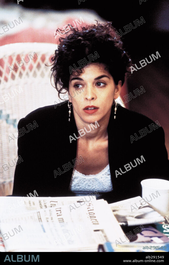 ANNABELLA SCIORRA en UN MARIDO PARA MI MUJER, 1993 (MR WONDERFUL), dirigida por ANTHONY MINGHELLA. Copyright WARNER BROTHERS.