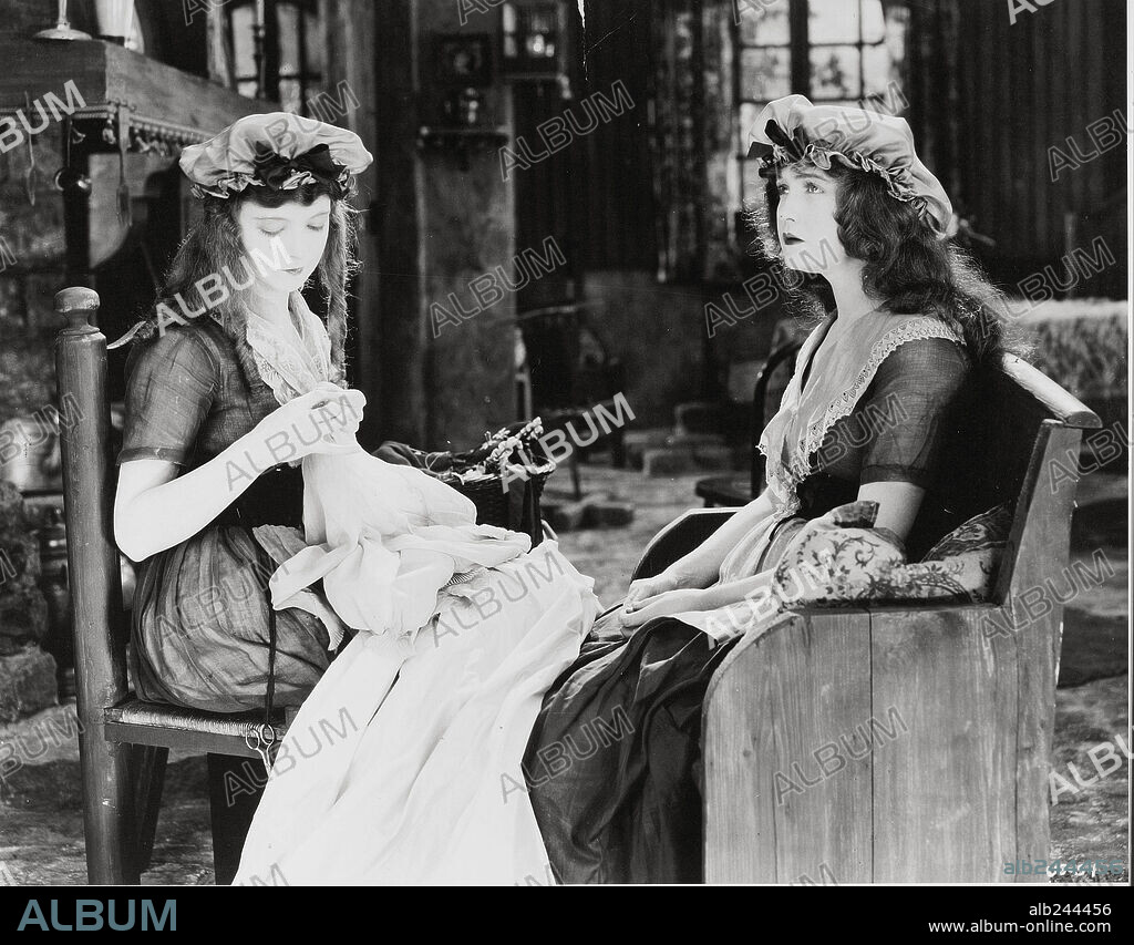 DOROTHY GISH y LILLIAN GISH en LAS DOS HUÉRFANAS, 1921 (ORPHANS OF THE STORM), dirigida por D. W. GRIFFITH. Copyright D.W. GRIFFITH PRODUCTIONS.