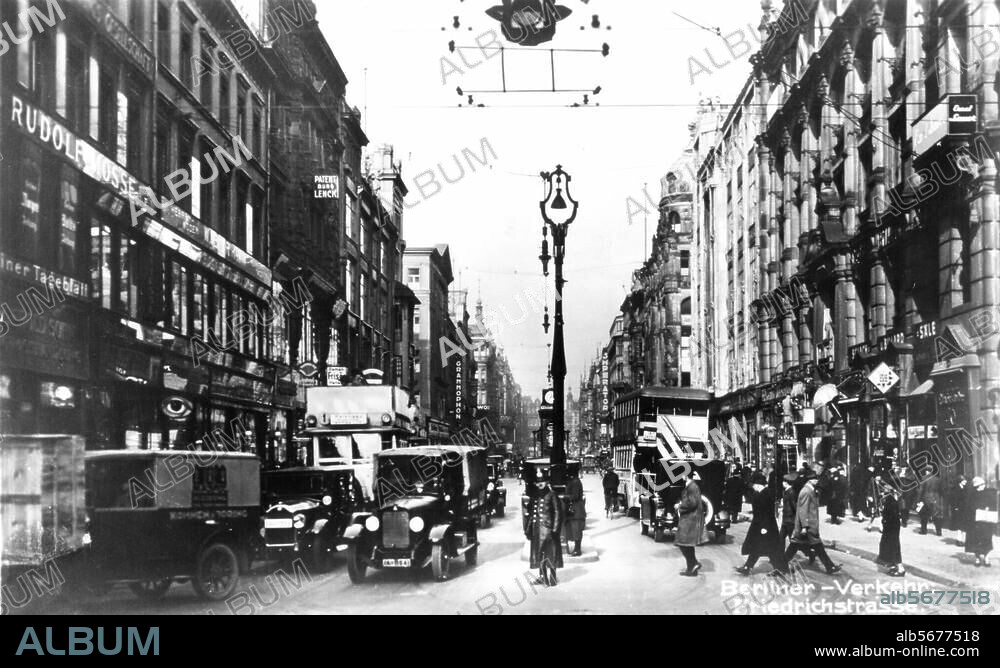 Berlin-Mitte, Friedrichstraße / Ecke Kronenstraße. Verkehrsszene. Fotopostkarte, um 1926.
