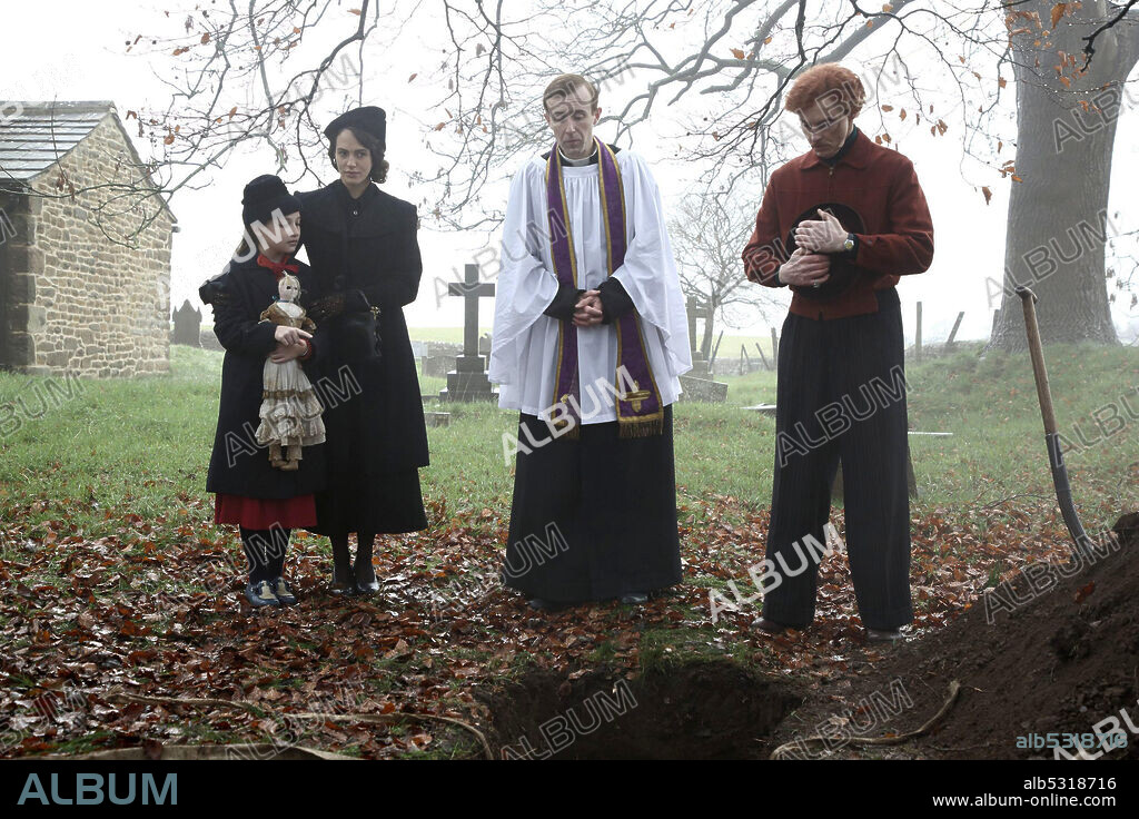 JESSICA BROWN FINDLAY, JOHN HEFFERNAN y SEAN HARRIS en EL DESTIERRO, 2020 (THE BANISHING), dirigida por CHRISTOPHER SMITH. Copyright WestEnd Films.