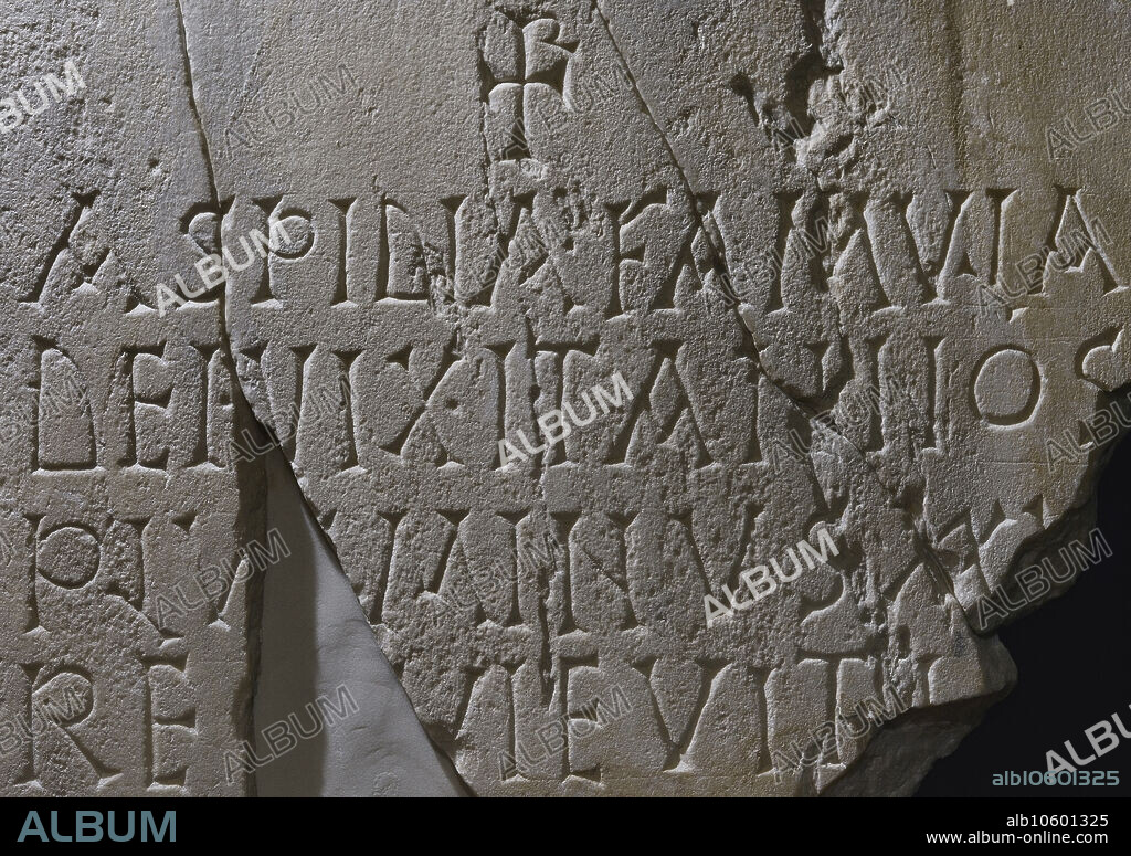 Detalle de un fragmento de la lápida funeraria de Aspidia. Muestra crismón e inscripción en letras capitales mayúsculas. Mármol. Siglo VI. Procedencia desconocida. Museo de los Concilios y la Cultura Visigoda. Toledo. Castilla-La Mancha. España.