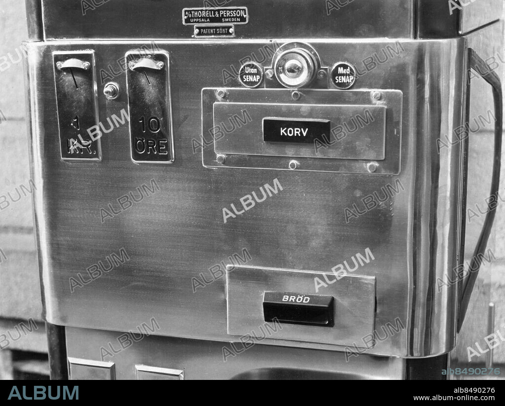 Stockholm 1954-03-24. Automat för varm korv med bröd.. Foto: Olle Wester / Expressen / TT / Kod: 44. ** AFTONBLADET OUT **.