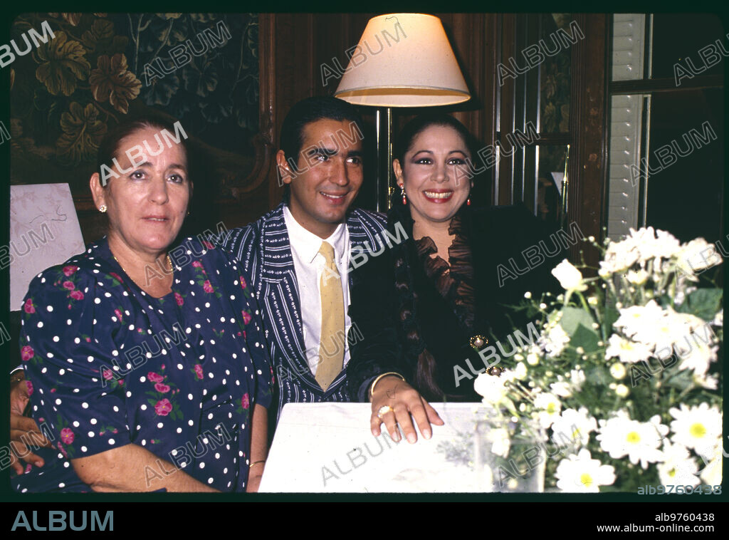 1990. En la imagen, Isabel Pantoja con su madre, Ana Martín, y su hermano Agustín.
