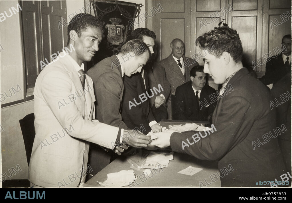 Madrid, enero de 1960. Reparto de juguetes en el colegio de San Ildefonso, bajo la presidencia del conde de Mayalde. Los jugadores del Real Madrid, Didi, Di Stefano y Zárraga entregan banderines de su equipo a los niños acogidos en el centro.