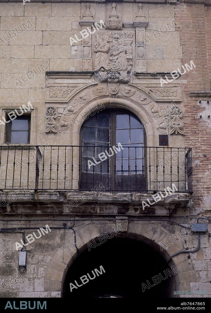 VISTA DEL ARCO Y ENCIMA VENTANA RENACENTISTA QUE ERA LA CAPILLA DE NUESTRA SEÑORA DE LA ANTIGUA.