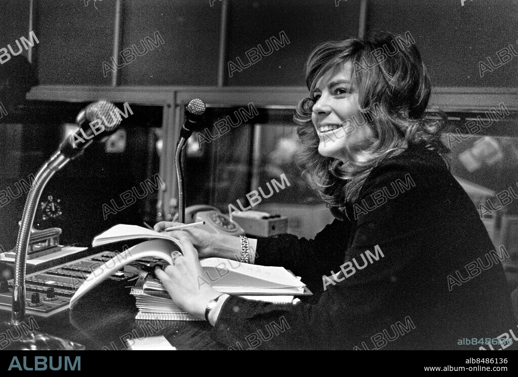 1972-12-22.. Agneta Bolme, scripta, i kontrollrummet för uppesittarprogrammet Dan före dan sänt 1972-12-23.. Foto: Bo-Aje Mellin / RiR / SVT / Kod: 5600. Bild och reportage publ. i RiR 3/73 sid. 8-9 . om Agneta Bolmes yrke som scripta.. RiR 20719 sv/v neg.
