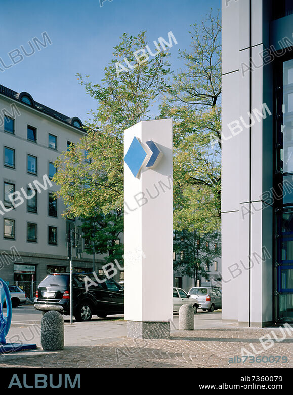 Mit einer Konzernbilanzsumme von 212 Milliarden Euro (2016) ist die Bayerische Landesbank das siebtgrößte Kreditinstitut Deutschlands. Sie gehört zur Sparkassen-Finanzgruppe und ist Mitglied des Deutschen Sparkassen- und Giroverbandes, alleiniger Träger der Bank ist die BayernLB Holding AG. Mittelbare Eigentümer sind über diese Holding der Freistaat Bayern und der Sparkassenverband Bayern. Quelle: Wikipedia.