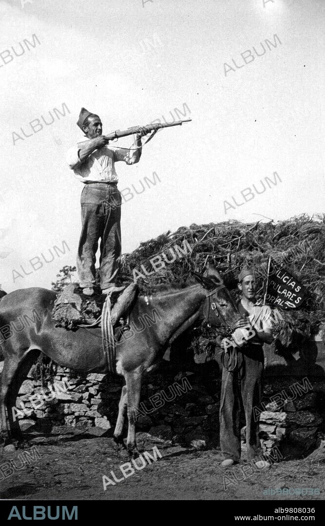 Septiembre 1936. El célebre sargento de Milicias Apodado "Pernales", en su observatorio del avance de Peguerinos.
