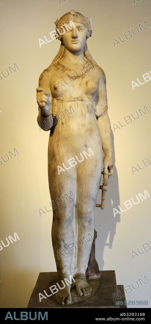 Estatua de mármol de la diosa Isis. Diosa de origen Egipcia sosteniendo un sistro desaparecido en una mano y el ank (llave de la vida) en la otra. Se apoya en una pilastra donde aparece una inscripción del liberto L. Cecilio Febo. Período estilo arcaico romano. Pieza procedente del ángulo nororiental del pórtico. Templo de Isis, Pompeya. Museo Arqueológico Nacional. Nápoles. Italia.