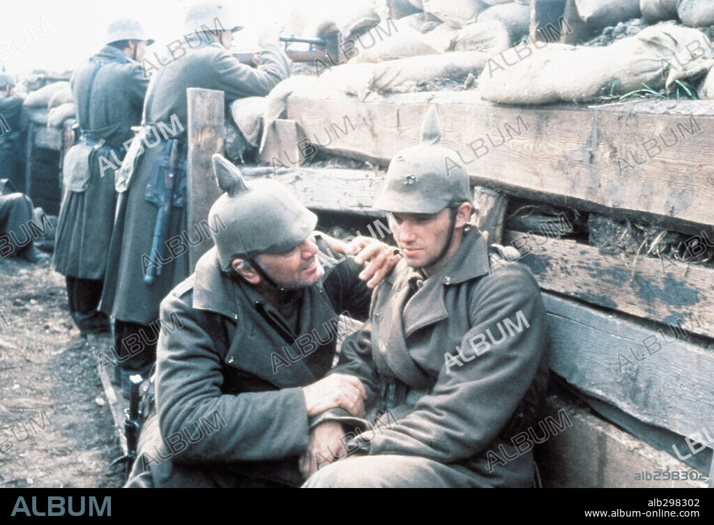 ERNEST BORGNINE et RICHARD THOMAS dans ALL QUIET ON THE WESTERN FRONT, 1979, réalisé par DELBERT MANN.