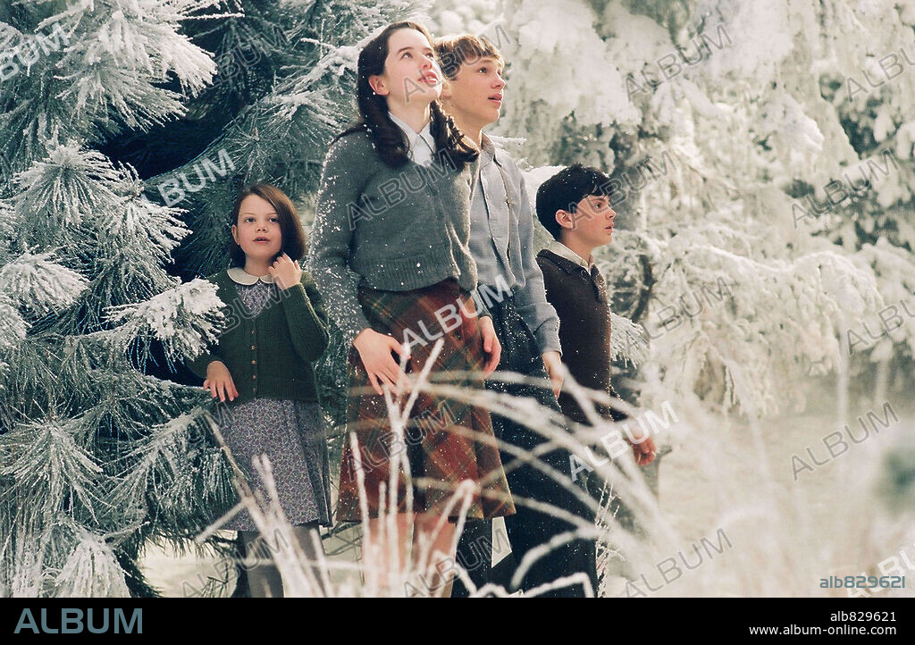 ANNA POPPLEWELL, GEORGIE HENLEY, SKANDAR KEYNES und WILLIAM MOSELEY in CHRONICLES OF NARNIA: THE LION, THE WITCH AND THE WARDROBE, THE, 2005, unter der Regie von ANDREW ADAMSON. Copyright WALT DISNEY PICTURES / BRAY, PHIL.