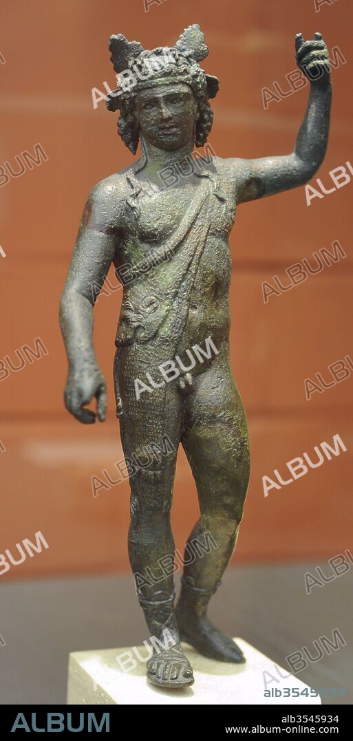 Dionisio. Dios del vino. Estatuilla de bronce que representa al Dios con piel de pantera, sandalias y corona de racimos y hojas de vid. En la mano izquierda, originalmente sostenía una olla de vino. Museo Romano-Germánico. Colonia. Alemania.