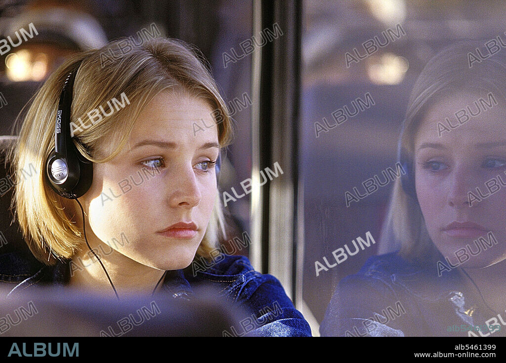 KRISTEN BELL in THE KING AND QUEEN OF MOONLIGHT BAY, 2003, directed by SAM PILLSBURY. Copyright LARRY LEVINSON PRODUCTIONS.
