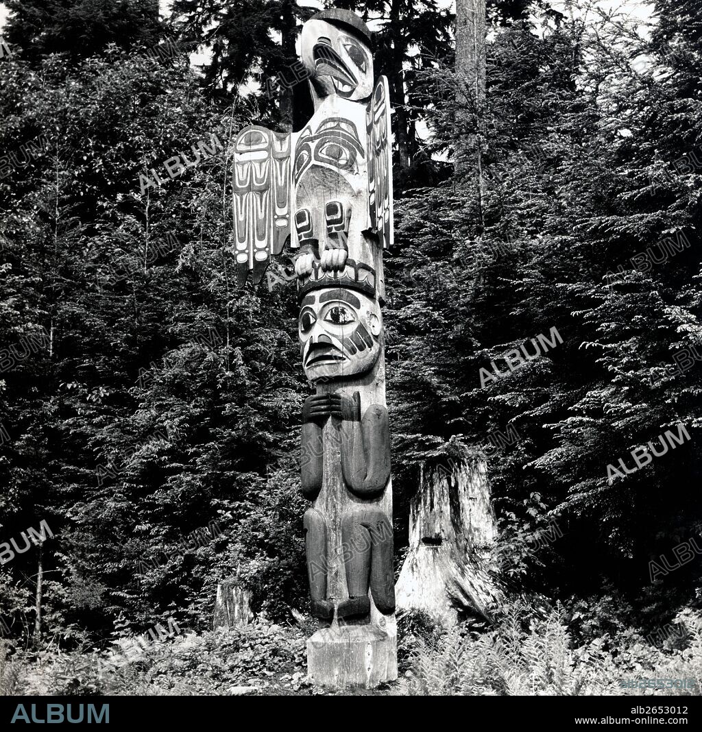 Estados Unidos de América. Alaska. Tótem indio en los bosques de Ketchikam. Años 1950.