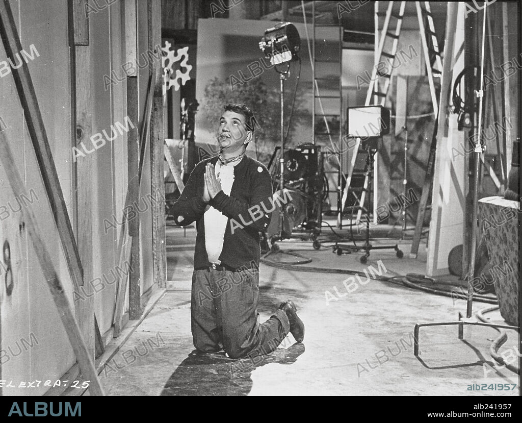 CANTINFLAS in THE EXTRA, 1962 (EL EXTRA), directed by MIGUEL M. DELGADO. Copyright POSA FILMS, S.A.