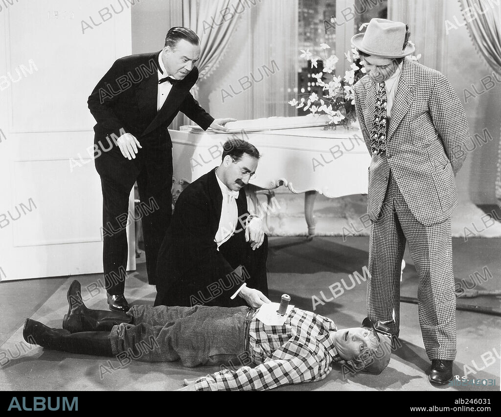 CHICO MARX, DONALD MacBRIDE, GROUCHO MARX, HARPO MARX y THE MARX BROTHERS en EL HOTEL DE LOS LÍOS, 1938 (ROOM SERVICE), dirigida por WILLIAM A. SEITER. Copyright RKO.