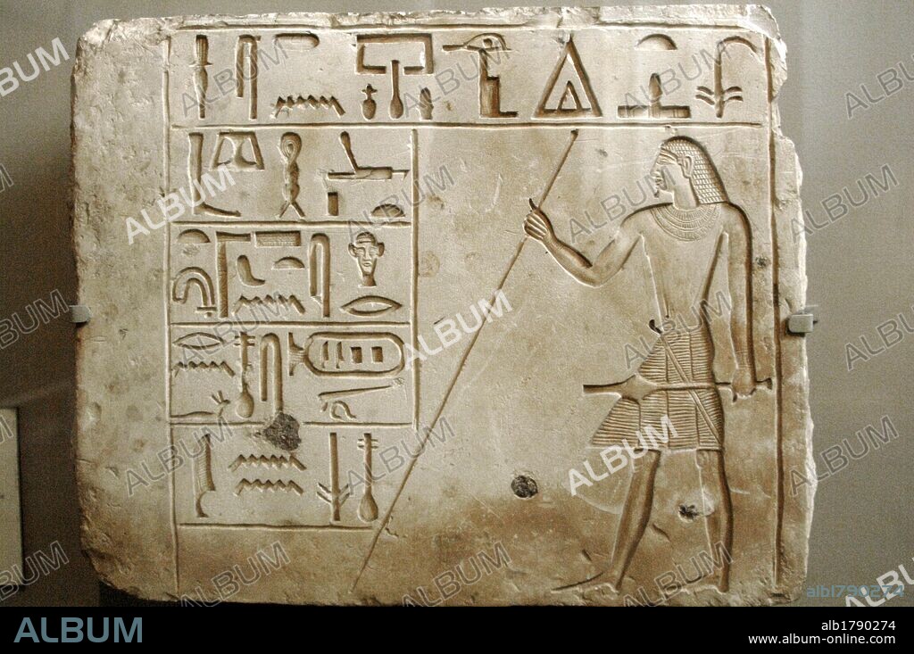 ARTE EGIPCIO. IMPERIO ANTIGUO o DINASTICO ANTIGUO. LAPIDA FUNERARIA DE NEFERSESHEMPEPY, representado con cetro y bastón de mando junto a una inscripción jeroglifica. Piedra caliza. Fechada hacia el año 2150 a. C. Procede de Dendera. Museo Británico. Londres. Inglaterra. Reino Unido.