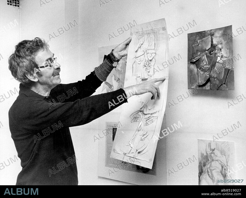 Stockholm 1975-09-07. Carlo Derkert visar hur Siri påbörjade arbetet i papper innan hon slutförde i plåt. Här på Konstsalongen på Birger Jarlsgatan.. Foto: SvD / TT / kod 12014.
