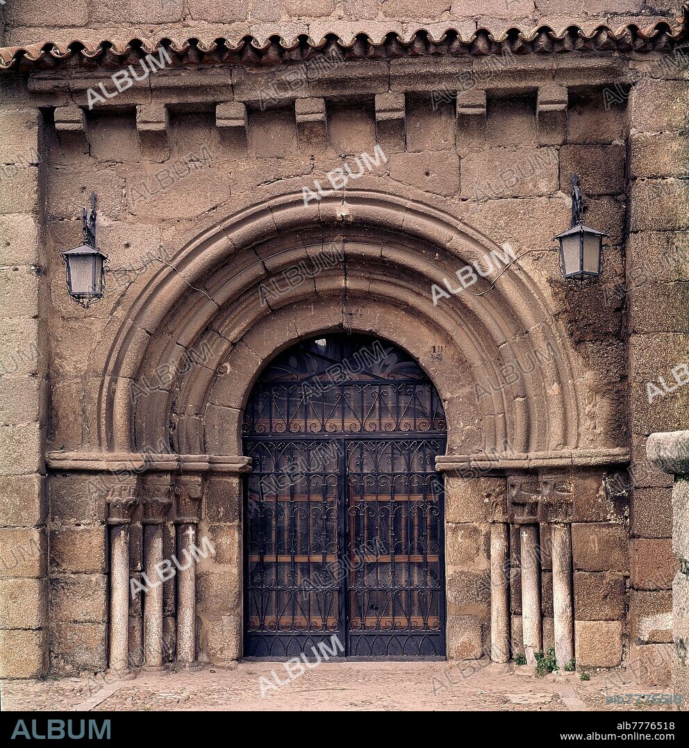 PORTADA ROMANICA DE LA IGLESIA DE SANTA EULALIA.