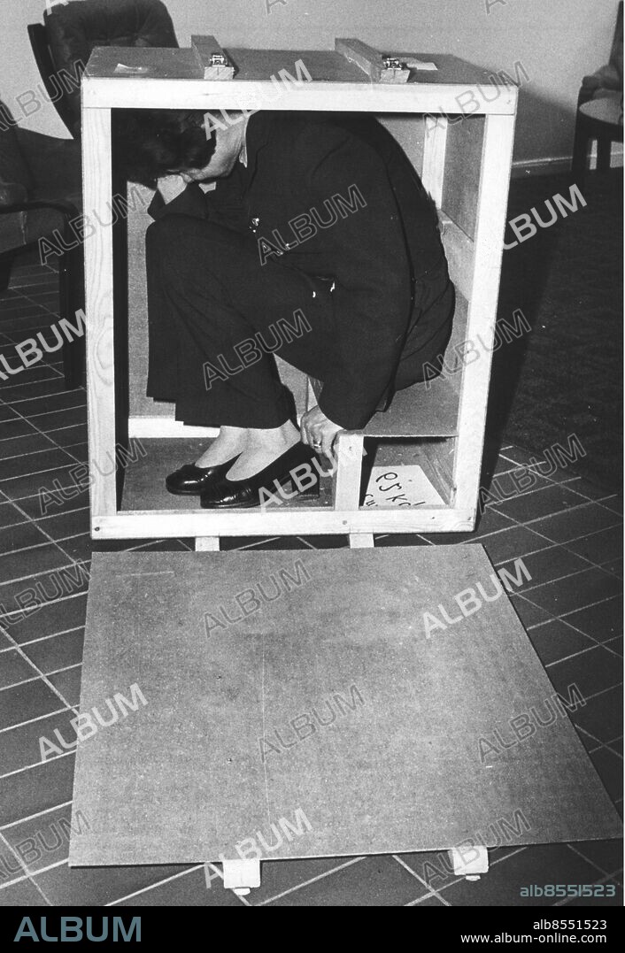 ©SCANPIX SWEDEN, 1977-04.. Låda för kidnappning av Anna-Greta Leijon. Terroristerna hade snickrat ihop en bärbar masonitlåda, 1 m hög och 75 cm bred.. Foto: Lennart Nygren/SCANPIX. Code: 30132. *** . ENGCAP: Terrorist have put together a masonitbox for the kidnap- victim Anna-Greta Leijon.