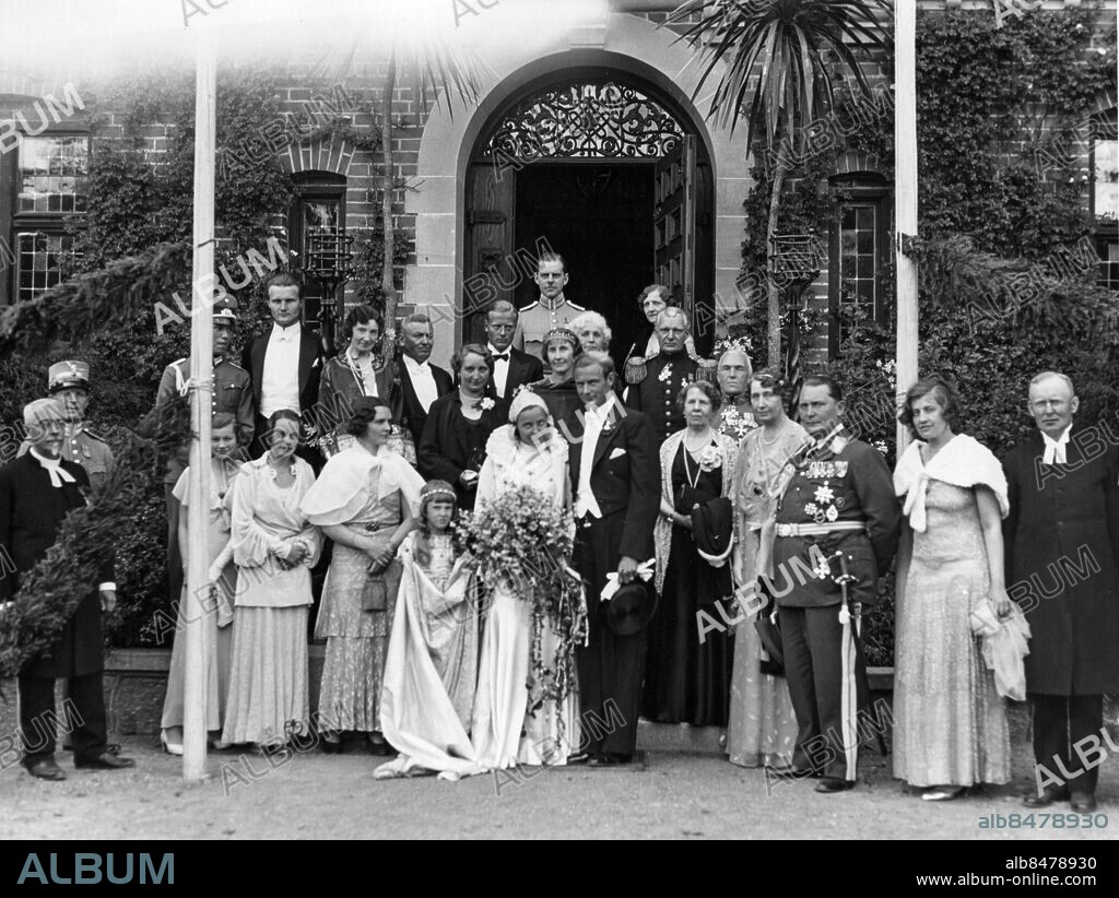 ARKIV 1933-06-17 Hermann Göring är tredje från höger på gruppfoto efter bröllopet mellan Görings svåger greve Eric von Rosens brorsdotter Birgitta von Rosen och den tyske industrimannen Alber Nestler, mitten, i Helgesta kyrka, Södermanland 1933. Hermann Goring second man from right on gropu photo outside Helgesta church in Sweden after the marriage of Birgitta von Rosen, relative of Goring's diseased wife Carin, and German industrialist Alber Nestler June 17 1933. Foto: Pressens Bild / TT / Kod: 190.