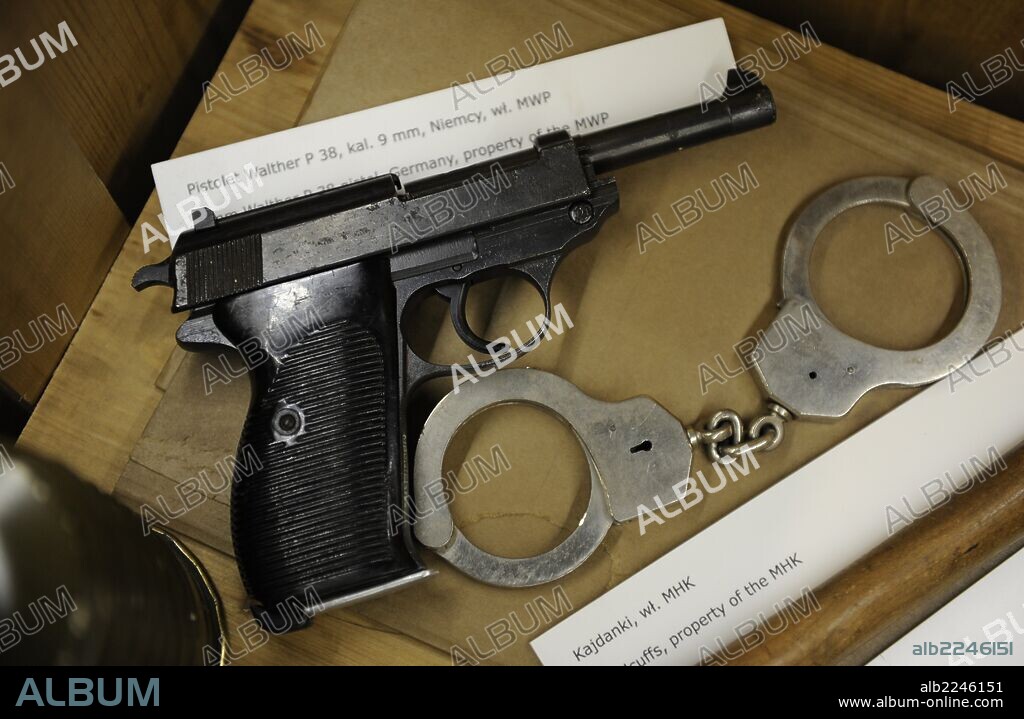 Esposas y Pistola Walther P38, del calibre 9 mm. Pistola semiautomática utilizada en la Alemania Nazi. Museo Gestapo. Cracovia. Polonia.