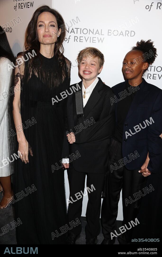 ANGELINA JOLIE, SHILOH NOUVEL JOLIE-PITT and ZAHARA JOLIE-PITT. January 9, 2018 - New York, New York, U.S. - ANGELINA JOLIE and her son SHILOH and daughter ZAHARA.at National Board of Review Gala.Cipriani 42st 1-9-2018. / Photos2018. 09/01/2018