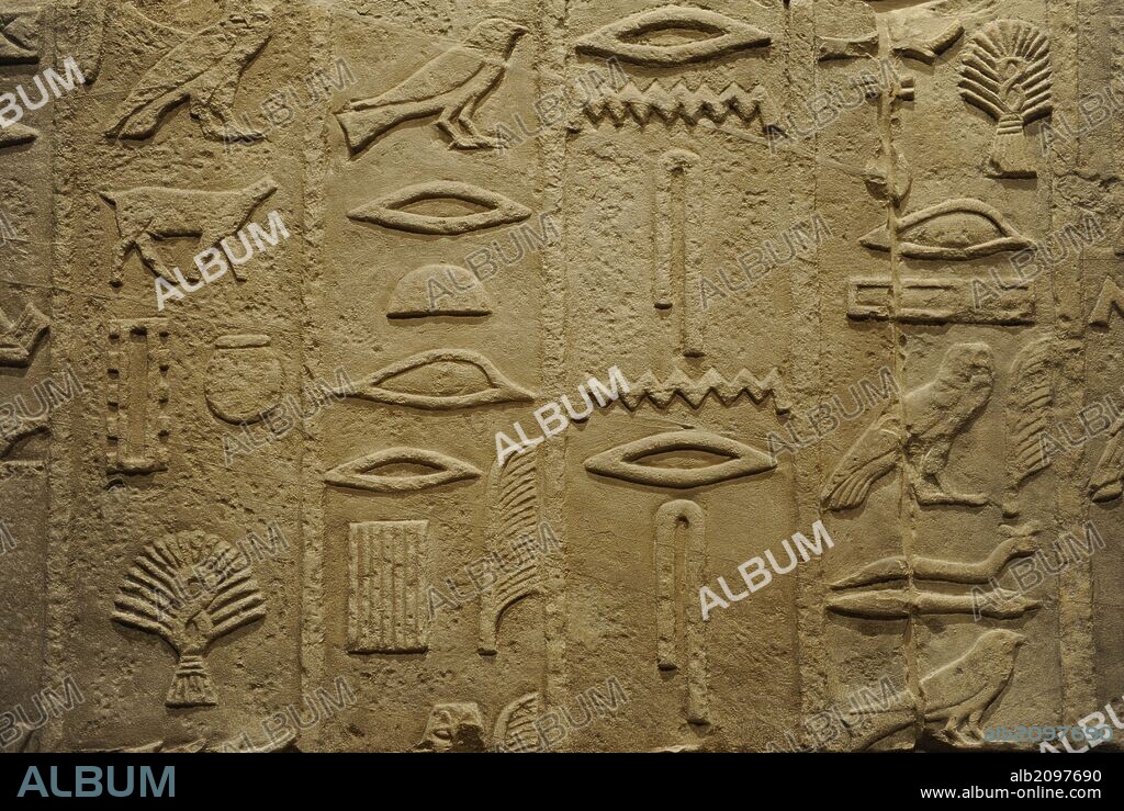 ARTE EGIPCIO. EGIPTO. CAMARA FUNERARIA DE METHEN. Dinastía IV. Hacia el 2575 a. C. Piedra caliza. Necrópolis del norte de Sakkara. Imperio Antiguo. Detalles de los jeroglíficos en relieve de los muros de la capilla. Neues Museum (Nuevo Museo). Berlín. Alemania. Europa.