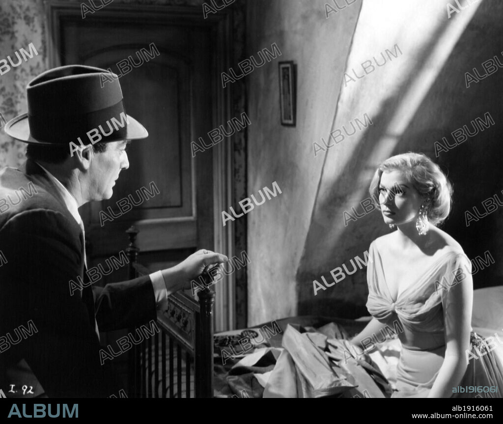 ANITA EKBERG y VICTOR MATURE en POLICIA INTERNACIONAL, 1957 (INTERPOL), dirigida por JOHN GILLING. Copyright WARWICK FILMS.