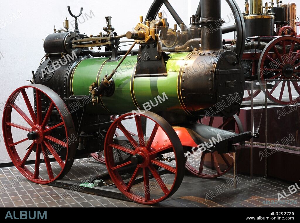 Tractor de vapor. Tractor agrícola propulsado por una maquina de vapor, utilizado a finales siglo XIX principios XX. Modelo fabricado por la compañía Marshall & Sons Co, Gainsborough, Inglaterra, 1896. Castillo de la ciudad de Malmo. Museo Marítimo y de las Ciencias. Malmo. Suecia.