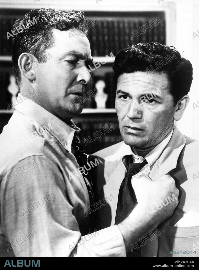 JOHN GARFIELD y ROY ROBERTS en EL PODER DEL MAL, 1948 (FORCE OF EVIL), dirigida por ABRAHAM POLONSKY. Copyright M.G.M.
